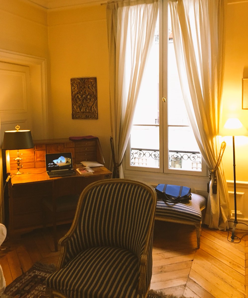 Anaelle_d_b's tweet photo. Back to my writing corner in #paris . #athomeinparis #mylittleparis #celebrityauthors #bookstagram #writing https://t.co/vNwrjkqS4n