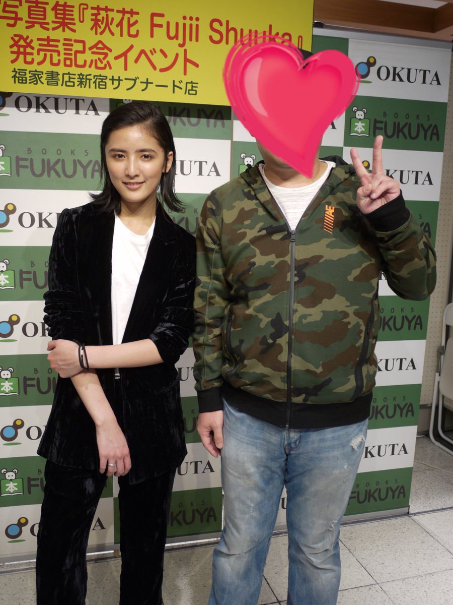 たっくん Ar Twitter Flower Shuukaren 藤井萩花 様の写真集発売イベント なんか小さいけど男前だった 女性ファンの多いこと 特典が２ショット撮影ってことで萩花様のお声を聞けませんでしたが ココにどーぞどーぞ ジェスチャーでお招きいただきましたww