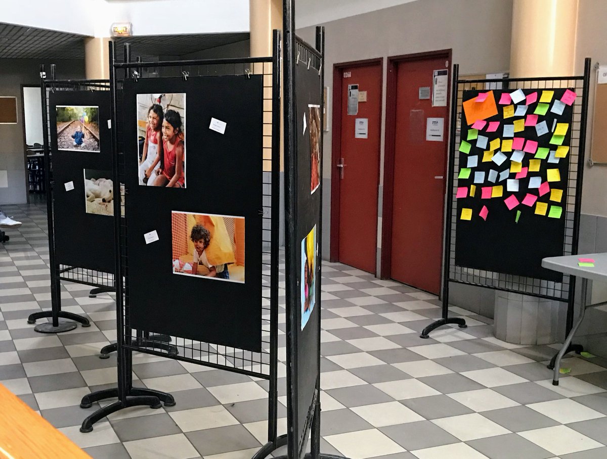 ITIC_Mtp's tweet photo. { #concoursitic } Tout est calme dans le hall du bâtiment E de l'#ITICmtp : les votes pour l'#Exposition du #concours #photo "Portrait de toi, portrait de tout" ont pris fin et le jury délibère... Rendez-vous à 17h30 pour la remise des prix !! 🎀
#NosEtudiantsOntDuTalent https://t.co/E45kScM6fK