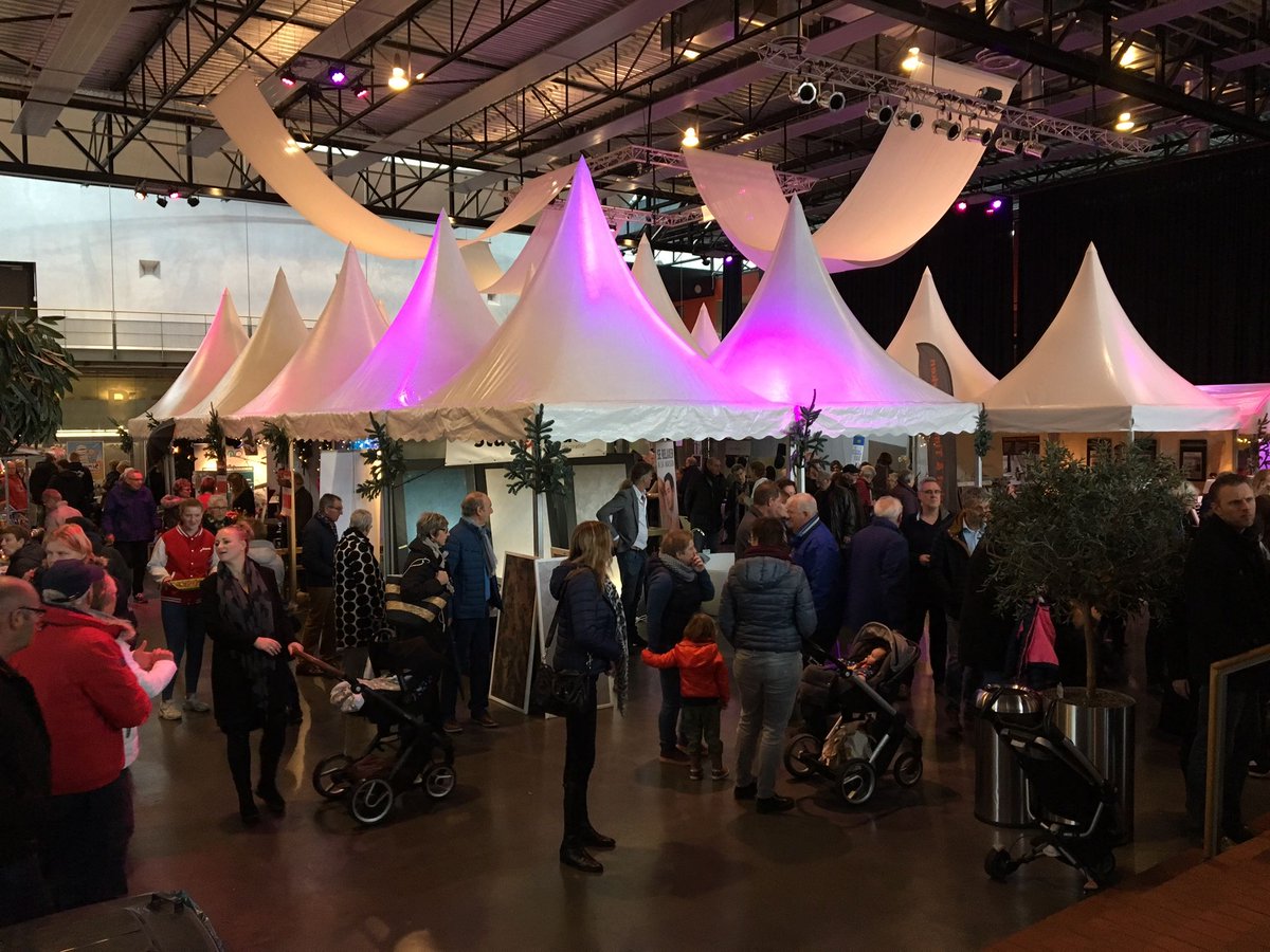 Onze tenten zijn ook prima binnen inzetbaar! Onlangs huurde de Meerpaal voor een woonbeurs diverse tenten.