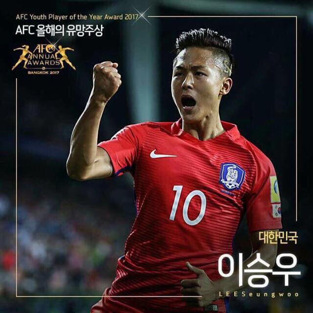 Seungwoolee's tweet photo. AFC 올해의 유스 선수상을 수상하게 되어 매우 기쁩니다. 지금까지 제가 뛰었던 대표팀과 클럽 그리고 감독님들과 동료들이 항상 옆에서 도와줬기에 이 뜻깊은 상을 받을 수 있었다고 생각하고 지금보다 더 열심히 노력하고 운동 할수있게 동기부여를 주시는 거라 생각하고 열심히 하겠습니다🏆 https://t.co/TGUUylqUms