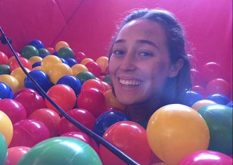 FearTWD_UK's tweet photo. Sunny smiles from Alycia @DebnamCarey in the ball-pit. 😄💀 #FearTWD #TBT https://t.co/hviII7U0Uk