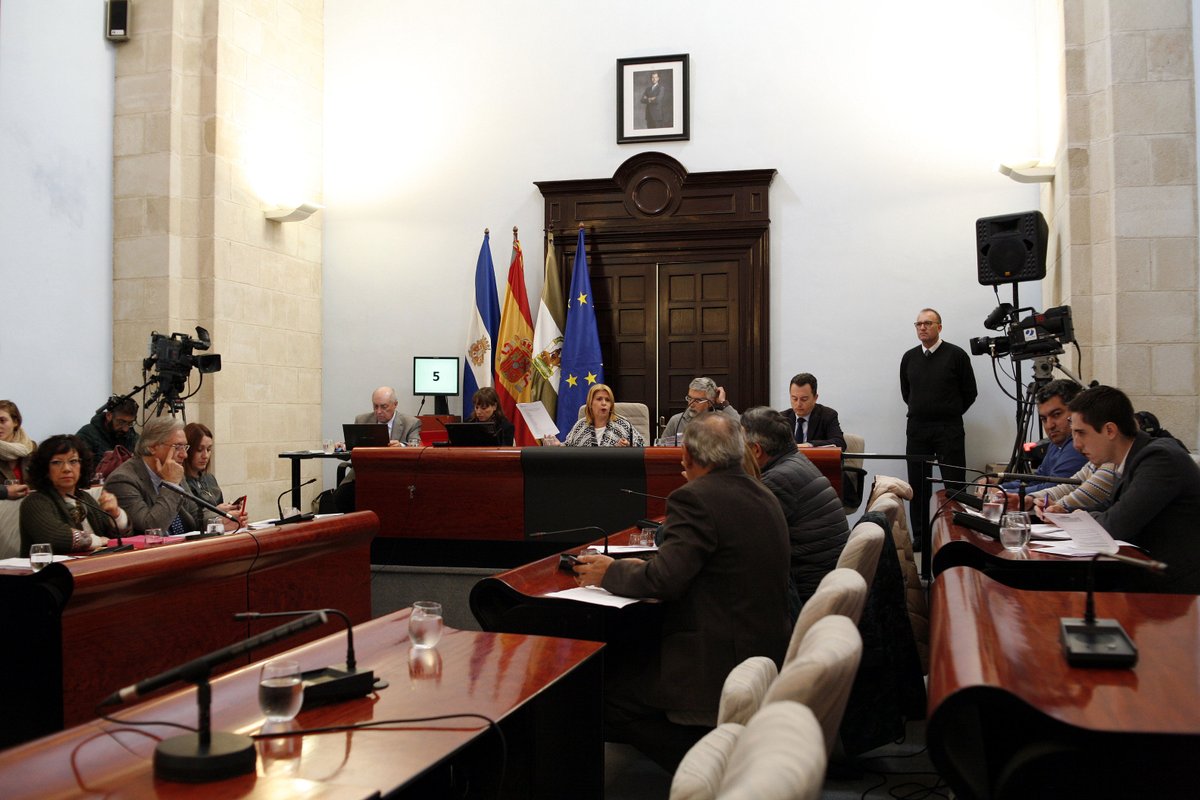 lafm_es's tweet photo. #Jerez Intercambio de reproches entre Gobierno local y @PopularesJerez por la suspensión de la sesión de Pleno de noviembre. Escucha a todas las formaciones en @dcac_lafm https://t.co/VyHyrv9i5g https://t.co/zrjsPpXRCK
