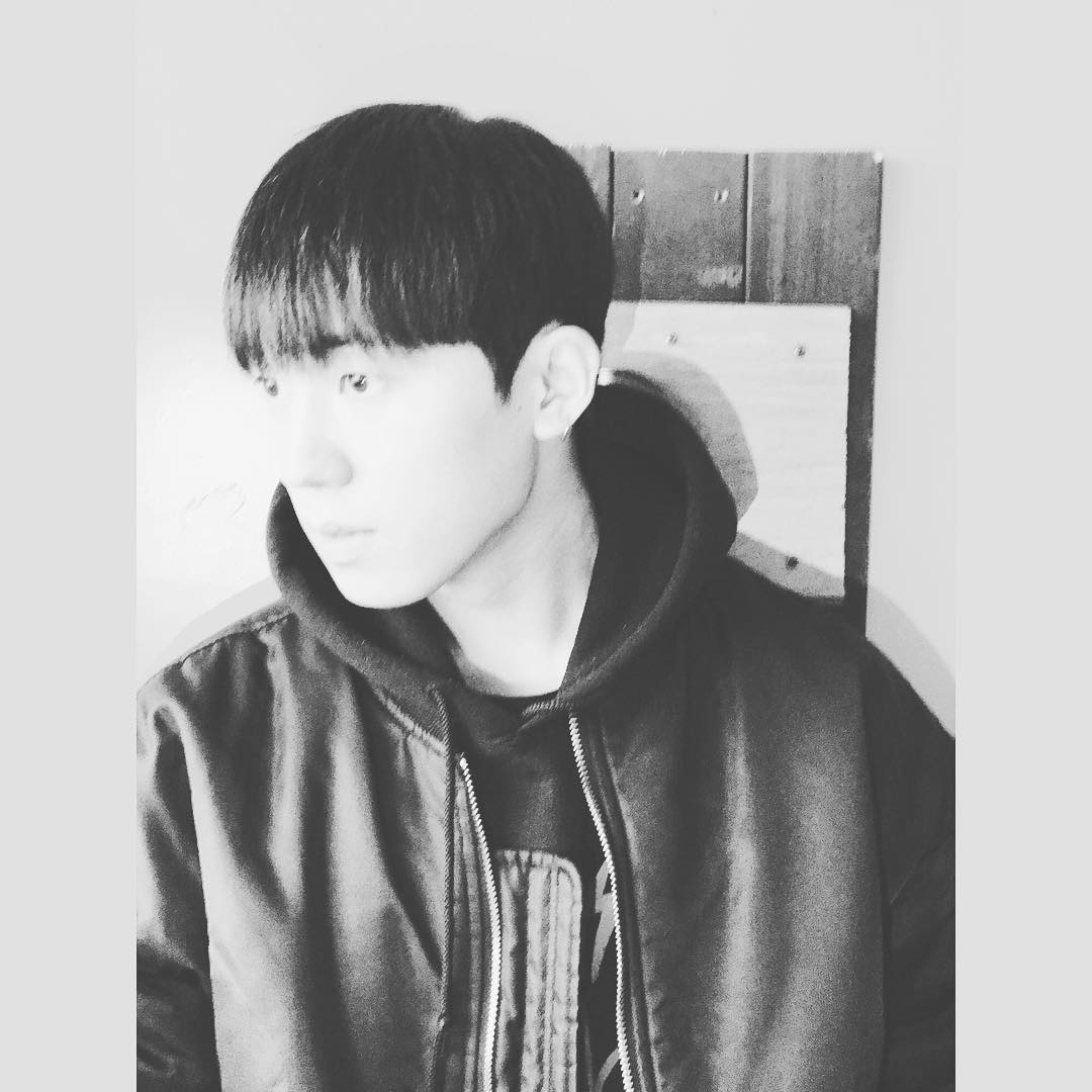 The_JONGHYUN's tweet photo. [PIC] 171130 ig t.changjo #ชางโจ : #.photo #.selfie #.life #.black https://t.co/ve54jsmyxs https://t.co/ycBi5uKi99