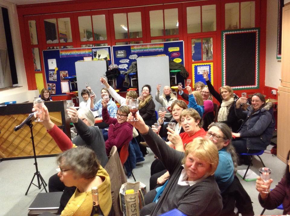 Dynar ymarferion wedi gorffen am leni i'r côr Mae'r merched wedi cael noson hyfryd neithwr yn tynnu raffl fawr joio gwin poeth a mins peis a neud bach o ganu! Edrychwn ymlaen at cyngerdd yng Nghapel Bangor nos fory canu carolau ym Mhontarfynach nos sul a lawr i Gwman ar 10fed