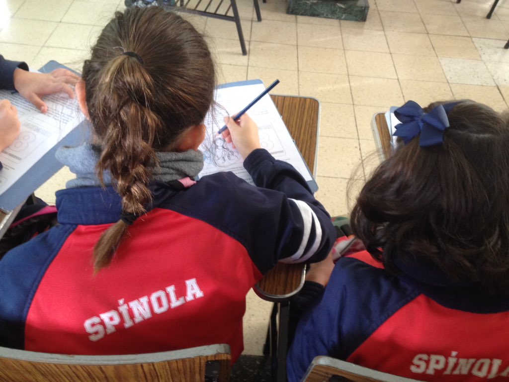 SCorazonMalaga's tweet photo. Los Amigos de Jesús de 3º EP nos preparamos para celebrar que María es la LLENA DE GRACIA, ensayamos y le damos color a este día #Inmaculada17 #SilencioSuenaDentro (I) https://t.co/y1YKnKggBX