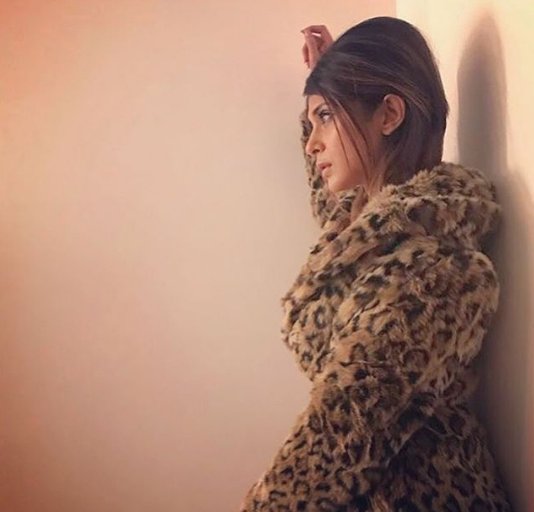 bbluntindia's tweet photo. Our #ThrowbackThursday to the sixties! No one can swing the Blunt Bardot like @jenwinget! #HairOnAHigh https://t.co/JS99Prbvz4