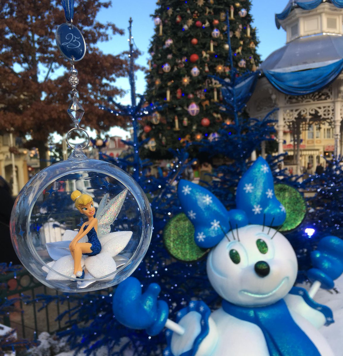 DisneylandParis's tweet image. Avec la Fée Clochette, la magie de notre 25e Anniversaire s’invite dans votre sapin de Noël ! ✨🎄 #DisneyXmas #DisneylandParis25