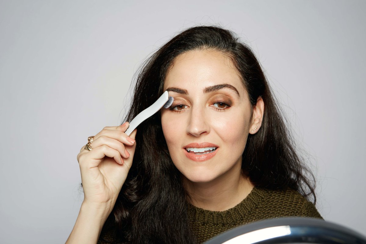 _byartis's tweet photo. Let me introduce you to our Head of Marketing, Leigh, and her version of cinnamon eyes. #DigitBrush #ArtisBrush https://t.co/djD3yprWgK