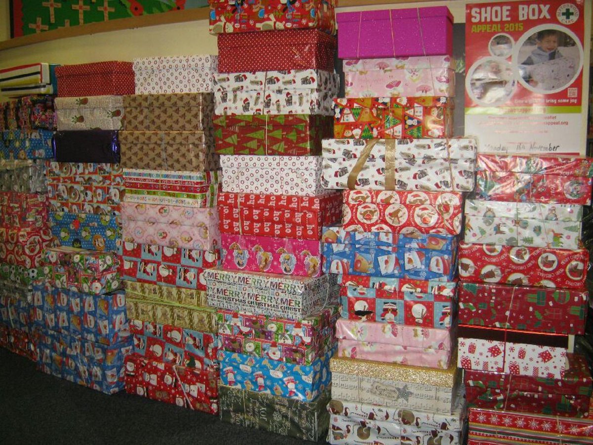 AlexaMoran123's tweet photo. Our TM's helping to wrap Christmas Boxes during the 2017 Shoebox Appeal ready to be delivered throughout Eastern Europe. Great idea from @jeankilpatric12 for this time of year. #DRITechSavvy #CSRefforts #kenmoreclub @diamondresorts https://t.co/j44R8p5R4Y
