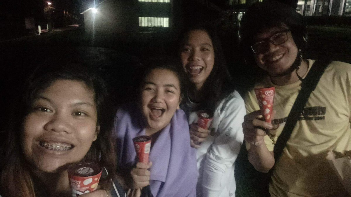 meULTIMOaJOSH's tweet photo. Natripan ko lang hatiran ng ice cream ang mga labmates ko sa mga dorm nila. Ang saya nila. #IceCreamDeliveryBoy
#SemEnd https://t.co/VMMs48BDeH