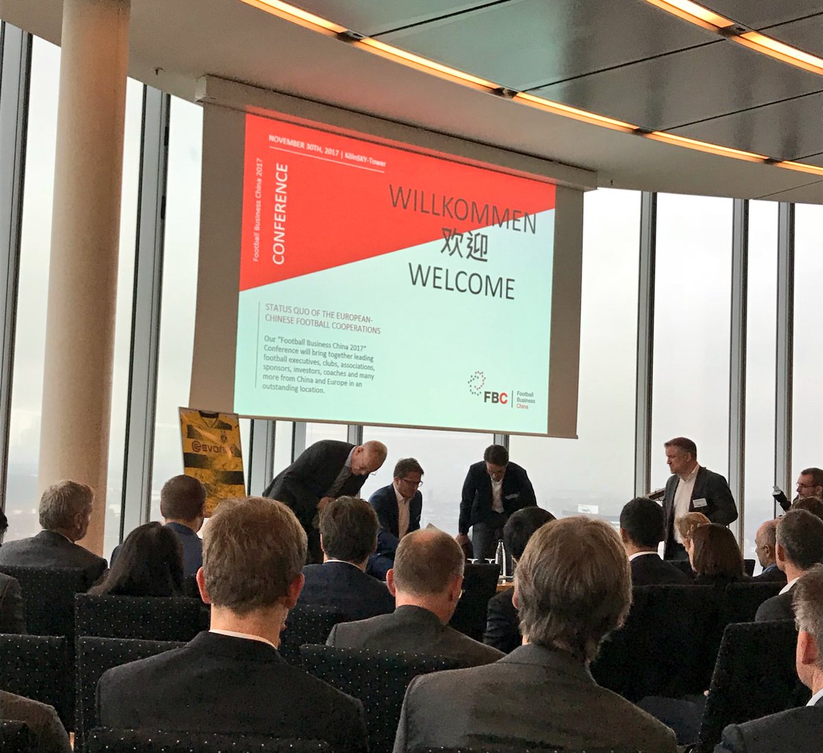 FelixK89's tweet photo. @PhilippKlotz interviewing P. Liesenfeld (1.FC Köln) & T. Treß (BVB) on their different focus areas of their China activities👌🏼 #FBC2017 #spoac #internationalization https://t.co/WiBrFol3F2