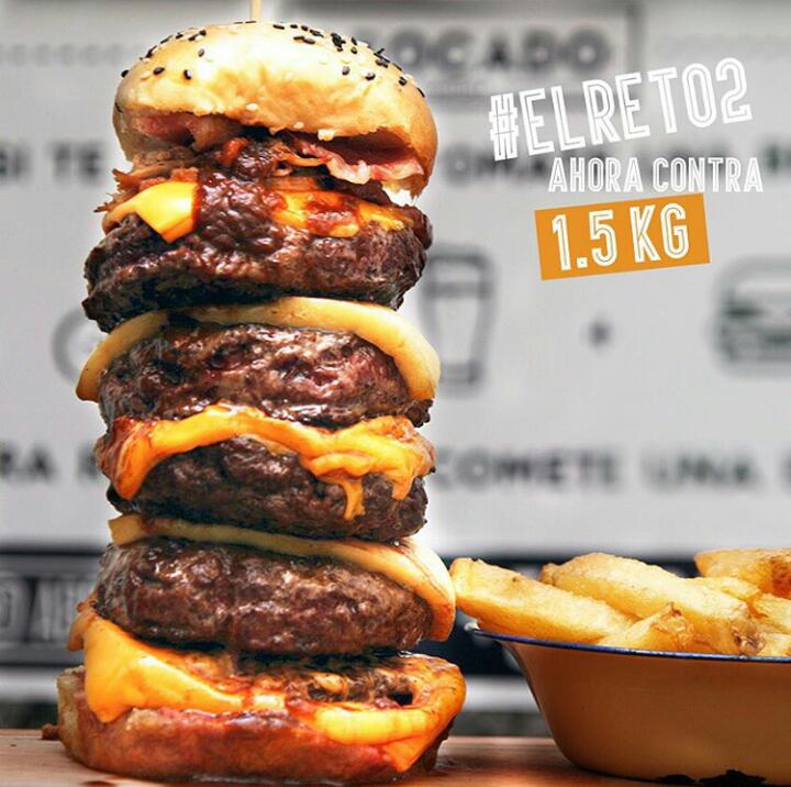 PacoalaNaranja's tweet photo. ¡Ojo! Así es la hamburguesa del concurso. #ElReto contra la burga de un kilo y medio por un Growler lleno de cerveza https://t.co/vm8L6L8fh9