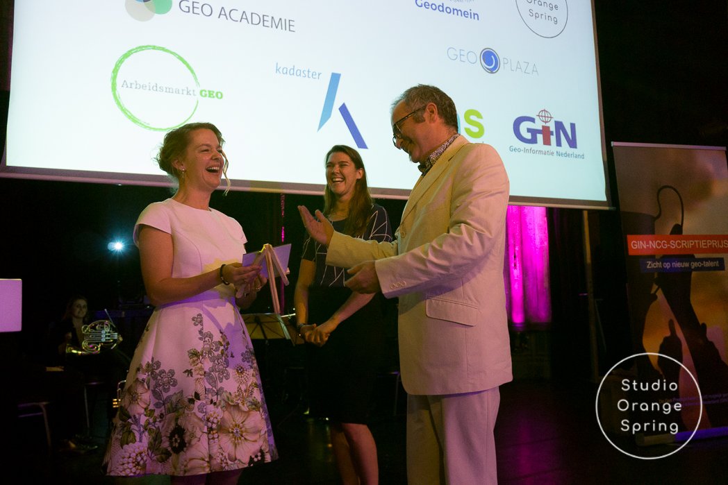 KarolinavSLO's tweet photo. Voor diegenen die niet erbij zijn geweest, was er nog 1 speciaal prijs die avond uitgerijkt - voor Roosmarijn Haring van @Geodomein https://t.co/cb39a3rHS5
