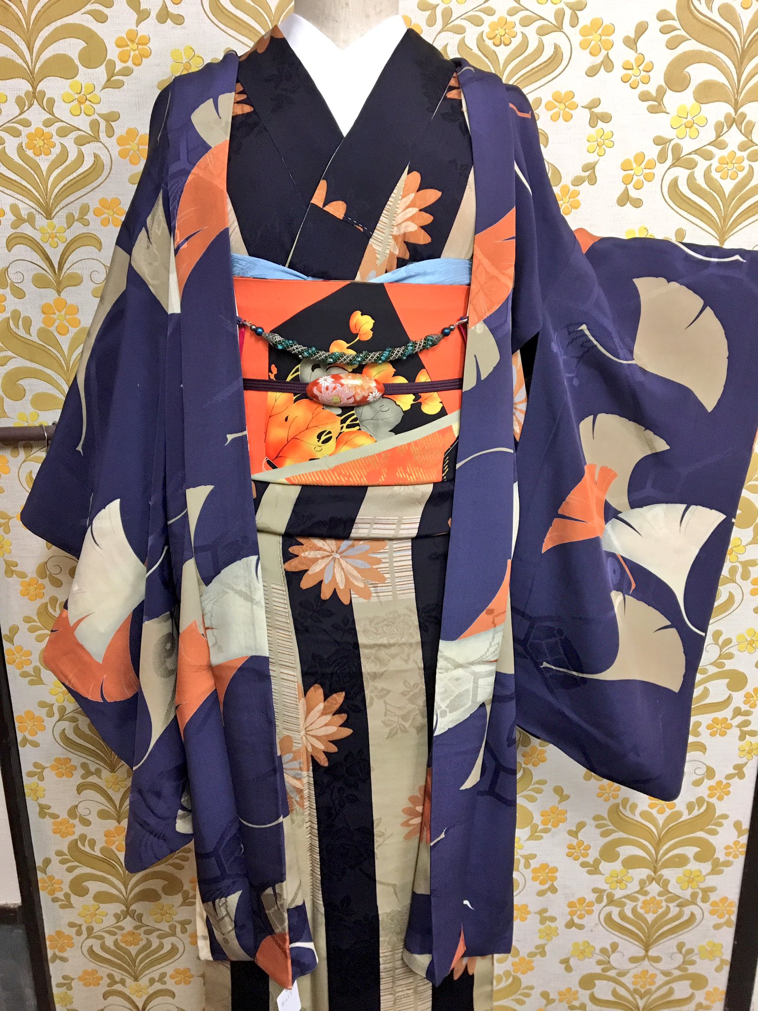 生産完了商品 白地にモノトーンのイチョウ柄の小紋 銀杏 着物