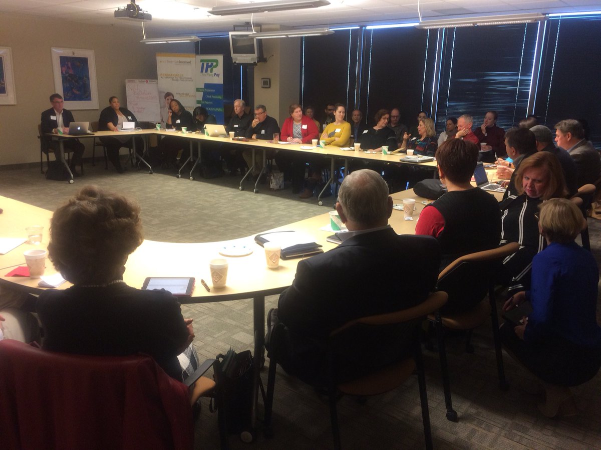 RamonaLogan's tweet photo. Packed house at #SMBDallas RoundTable discussing repurposing content. Great info. Thanks for sharing! #socpro https://t.co/0NlHFZgSrb