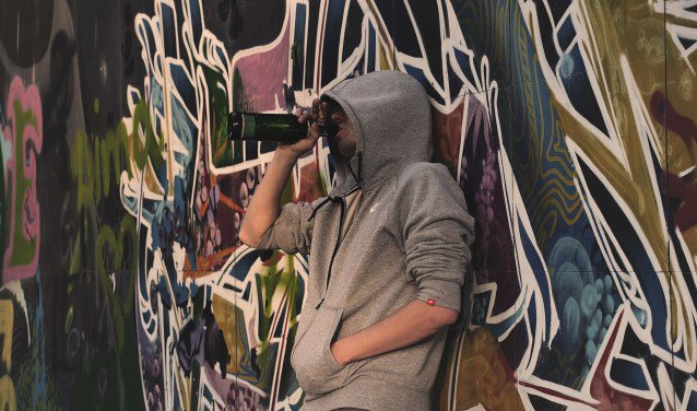 Aanval op Gooise drankkoeriers en het extreme alcoholgebruik jeugd geopend. #Bussum bussumsnieuws.nl/lees/88149/aan…