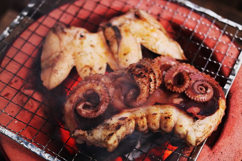 devonwoodsmoke's tweet photo. Mmmm this was epic! Octopus from @FishOnTheQuay simmered with garlic and herbs until tender then grilled with paprika, lemon and olive oil dressing until crisp on the edges on the @chefslocker Shichirin grill #eatmorefish #seafood https://t.co/SEILq4Gn6W