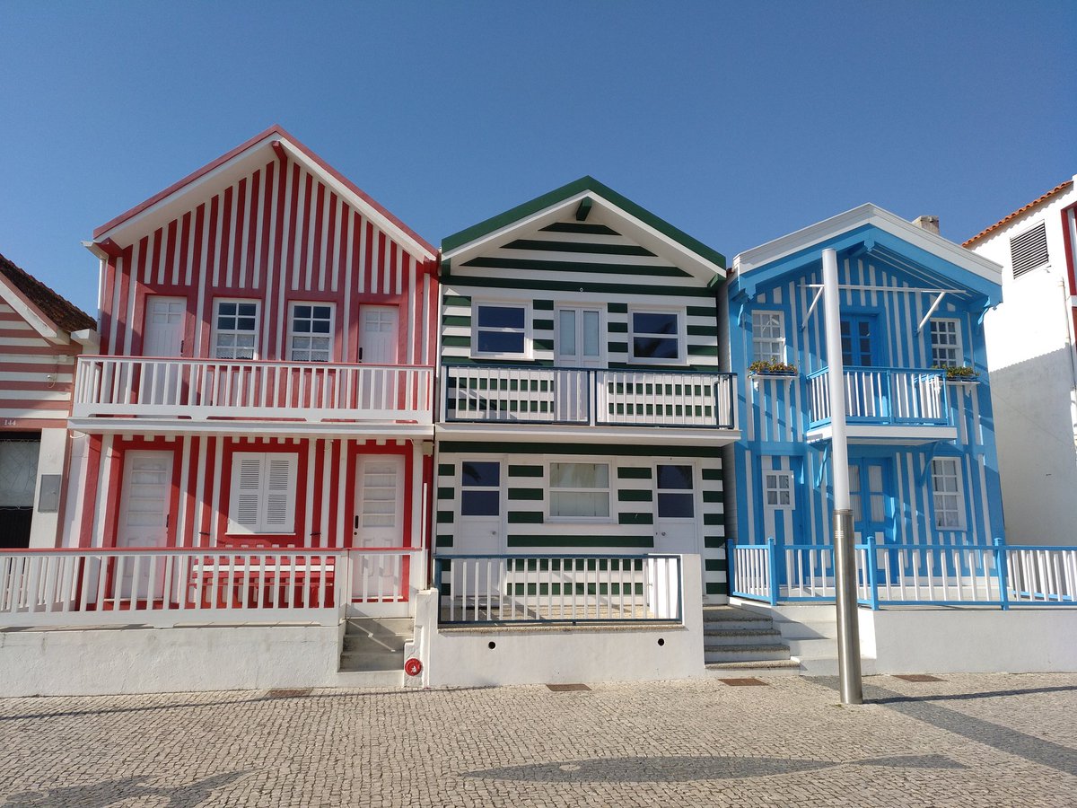 golonviajeras's tweet photo. Costa Nova está a las afueras de Aveiro, Portugal, y tiene un encanto único. ❤️ ¿A qué son una monada? https://t.co/TR7pBn9zC4