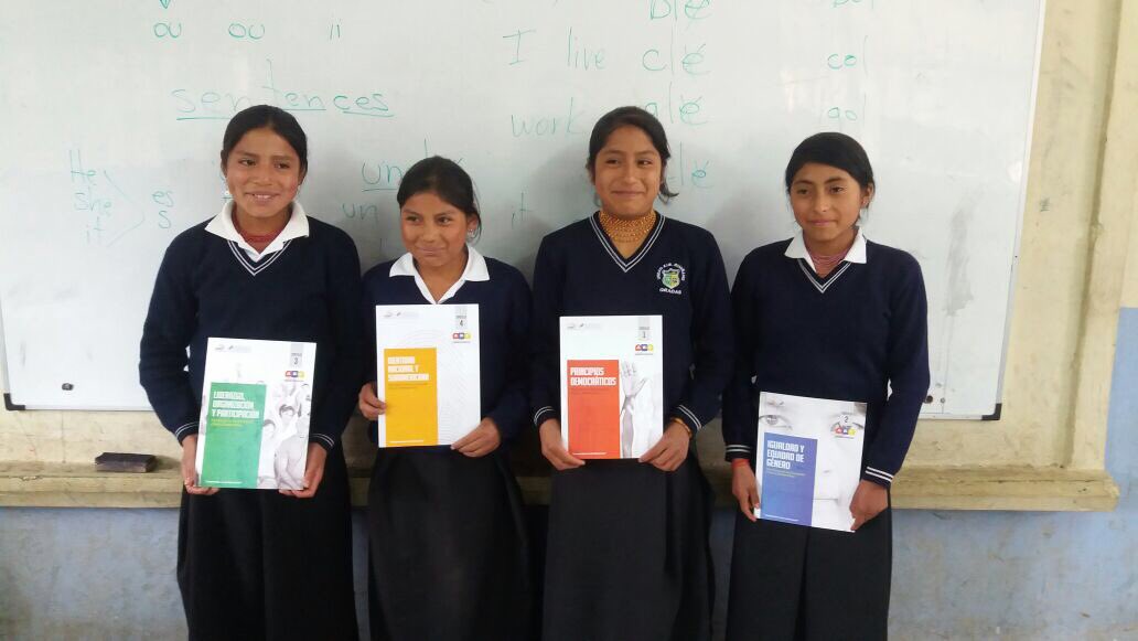 cnebolivar's tweet photo. Estudiantes de la Unidad Educativa Rumiñahui Gradas se capacitan en el programa #ABCDemocraciaEC impartido por el @cnebolivar https://t.co/MS94pOPuWx