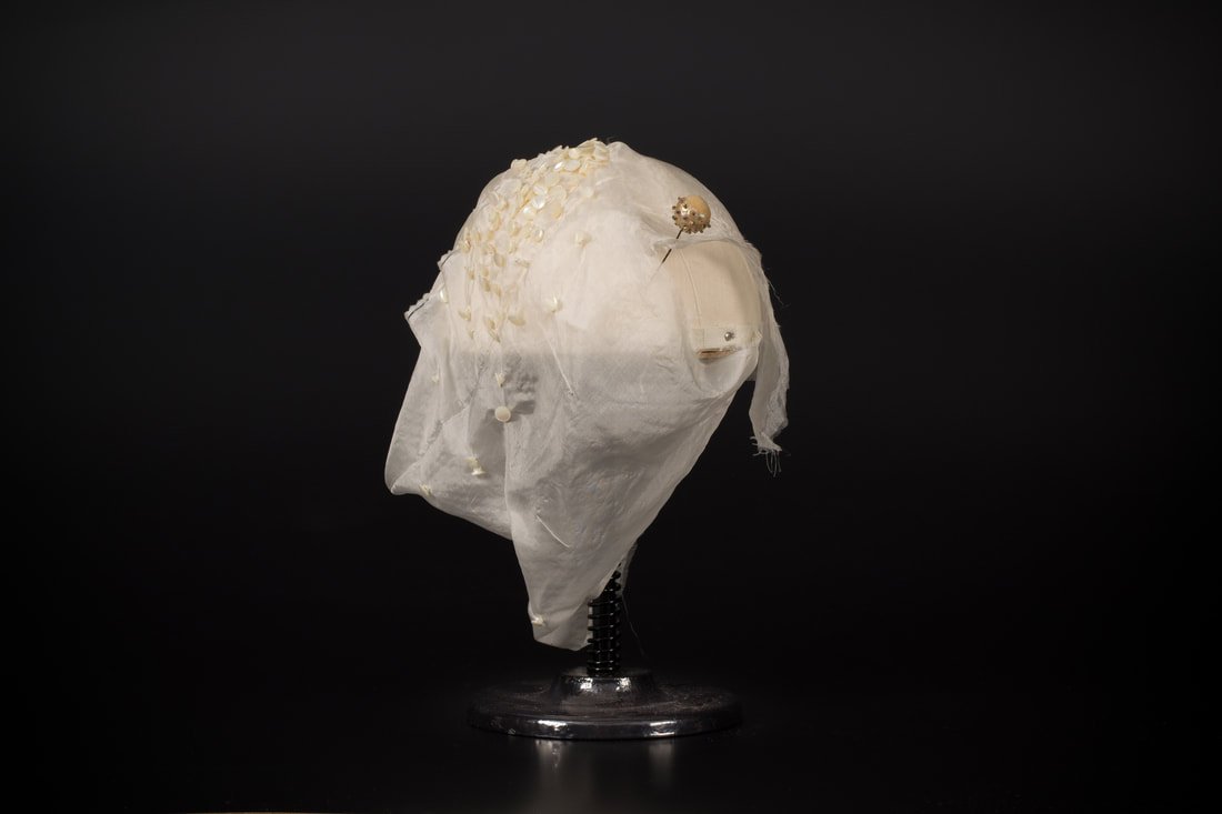 A C H È T E D E L 'A R T // B U Y A R T
Dans le cadre  de notre exposition-bénéfice en cours jusqu'au 9 décembre, Chantal Durand présente l'œuvre "Sans titre (nacre et soie)".
 -
 Plus d'infos: artdiagonale.org/20171.html