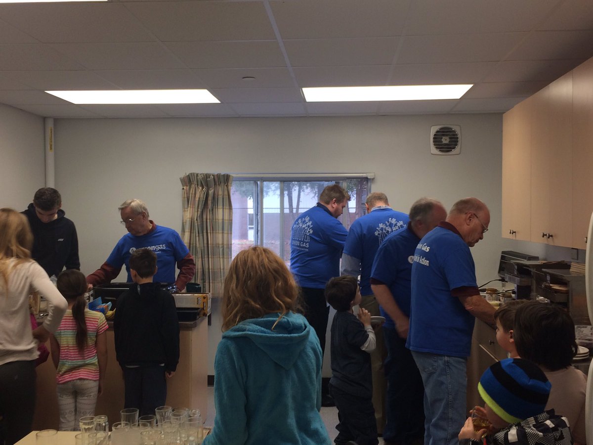 A huge QE Knights thank you to <a href="/UnionGas/">Union Gas (Enbridge Gas Inc.)</a> volunteers for helping serve breakfast this morning! Thank you for your generous donation!