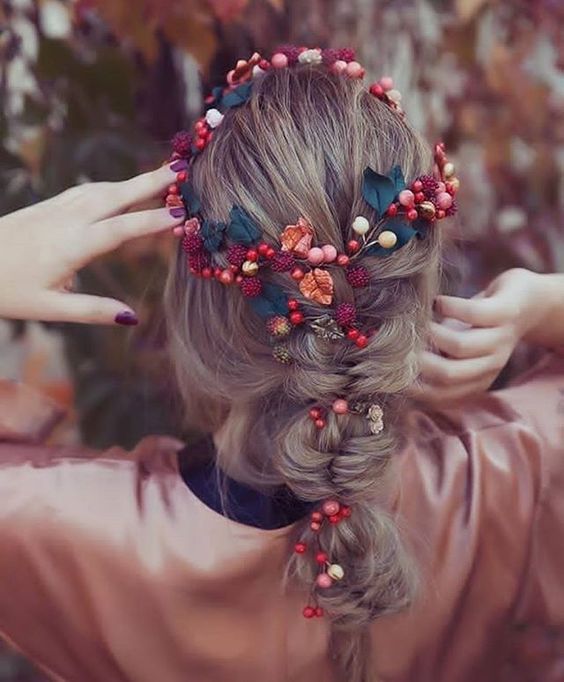 Colores vivos y otoñales para coronas de flores. Más ejemplos aquí: buff.ly/2Aoh2Cd #tocas #novias #bodas