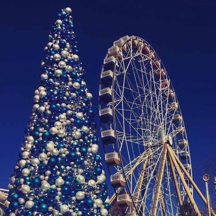 SFStLouis's tweet photo. Pass Holders! 🤑 Did you know you could bring a friend for just $9.99 on Friday, December 1 or 8!? 🎄🎢🎁 🎡 #HolidayInThePark #PlayAndSave https://t.co/l7VOg2R6H7