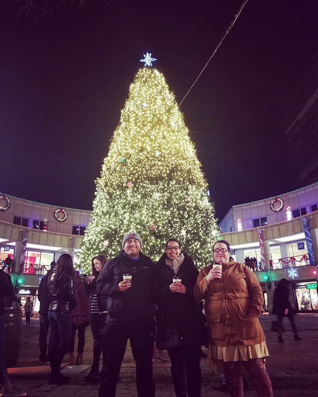 NU_HRL's tweet photo. Hot cocoa, Christmas light show, and holiday chee🎄🎊What else do we need to get us through finals?! #faneuilhalltreelighting #Davmations #fabdav 📷: @780daventry https://t.co/zSmFHNKZ9d