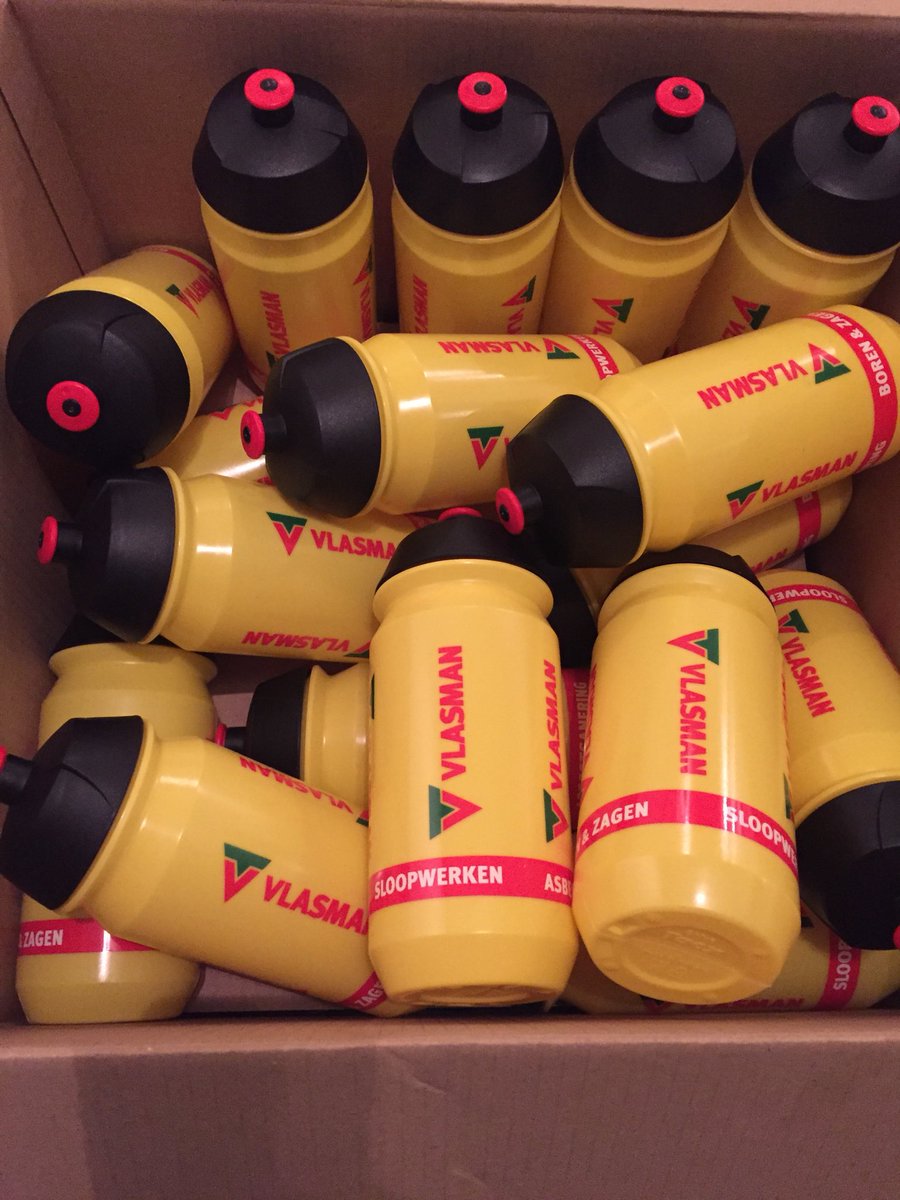 Onze renners bedanken @Vlasmancycling voor de mooie doos met drinkbussen voor het nieuwe seizoen 👍