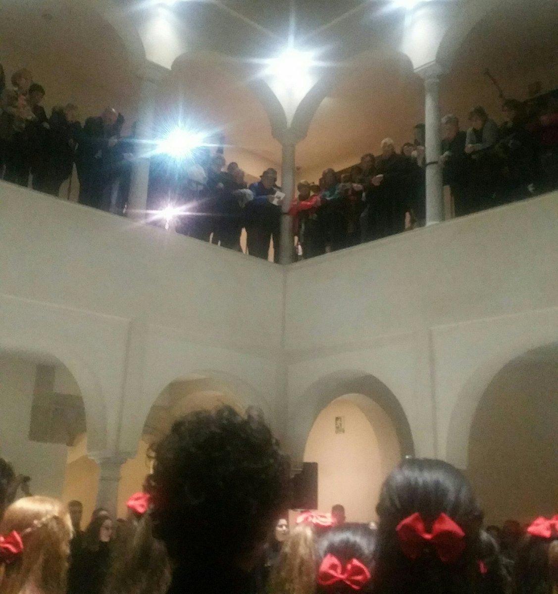 ethyssenmalaga's tweet photo. Un año más el #PatiodeColumnas en @thyssenmalaga se llena de emoción con las voces de @ESAEM_oficial por #Navidad https://t.co/zwIqLK6XKJ