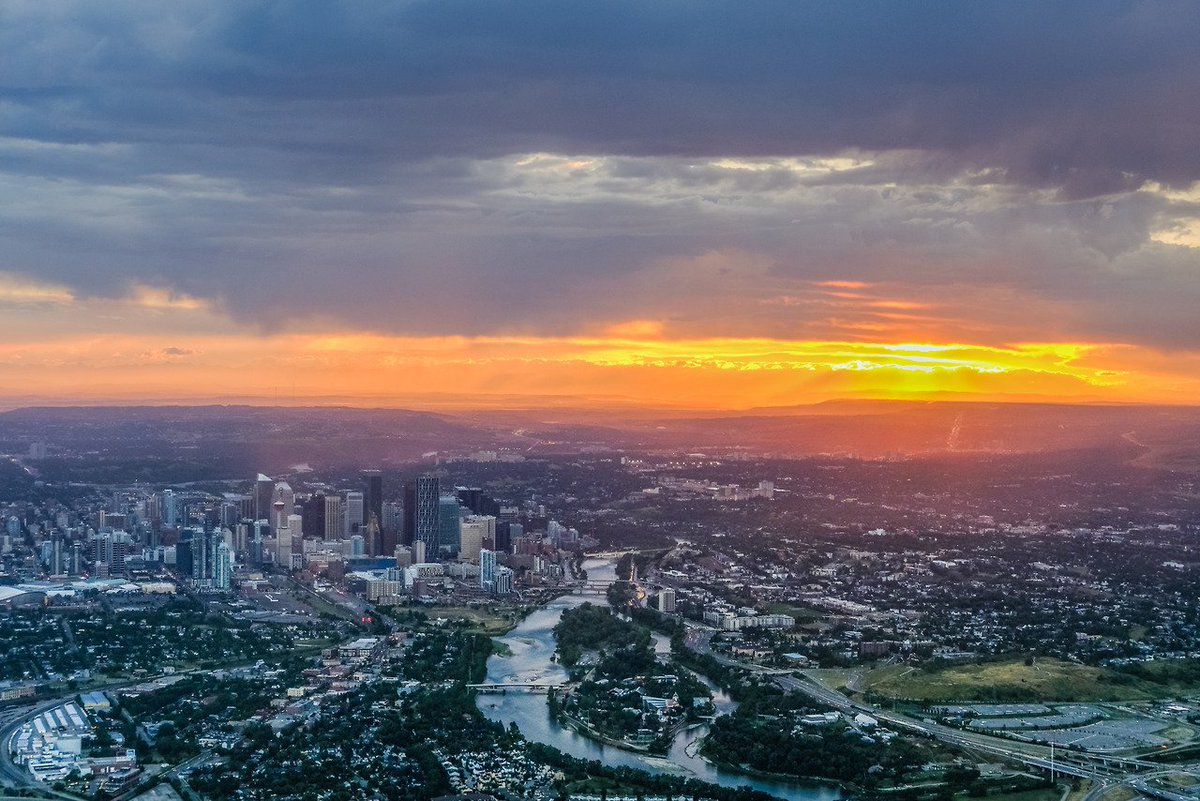 CaseyOwensRealE's tweet photo. The amount of rental apartment condo's sitting vacant in Calgary actually dropped in 2017 (this hasn't happened in 4 years).  Job growth in the service industry and international migration are two main factors.  That's a positive sign for the C-Spot.    https://t.co/JixMnd15F6 https://t.co/s3wzKoIXh9