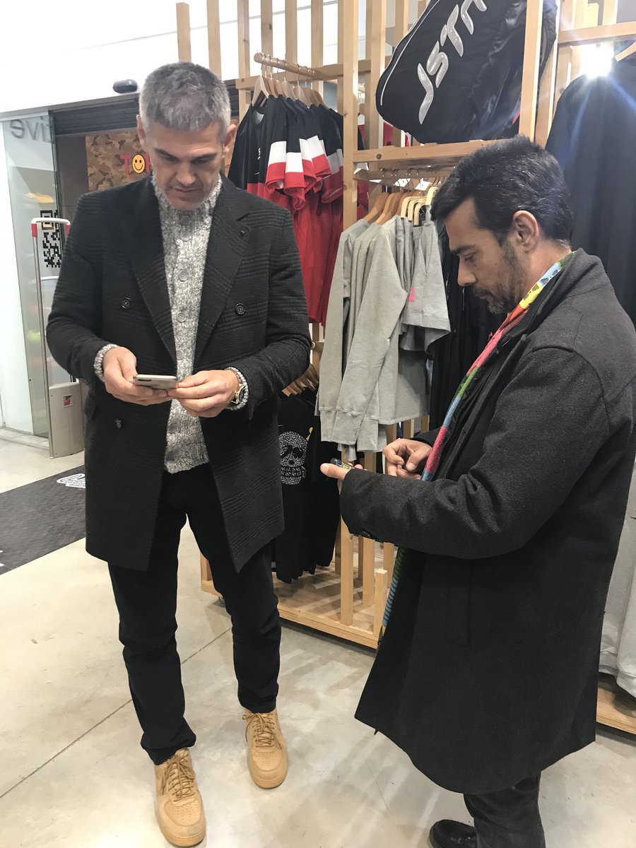 padel20's tweet photo. Presencia de invitados como @enricmasip5 y #AlbertLuque en la presentación del nuevo Textil de @Justtenpadel
#TextilJstn #NewCollection https://t.co/ch6jicHmCm