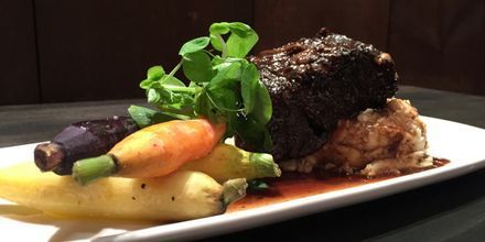 RemysNiagara's tweet photo. Cabernet merlot braised chuck flat with roasted cipollini onions & heirloom carrots. #NiagaraFalls #Remingtons https://t.co/9CAZstmt2i