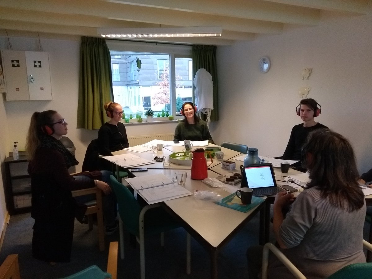Rebeldien's tweet photo. Vandaag bij @odion weer meegedaan met de #gebarencursus van @yboonstraodion. Nu met koptelefoon op zodat we wel moesten gebaren. Wordt steeds leuker om te doen. https://t.co/OEVDrZvyfW