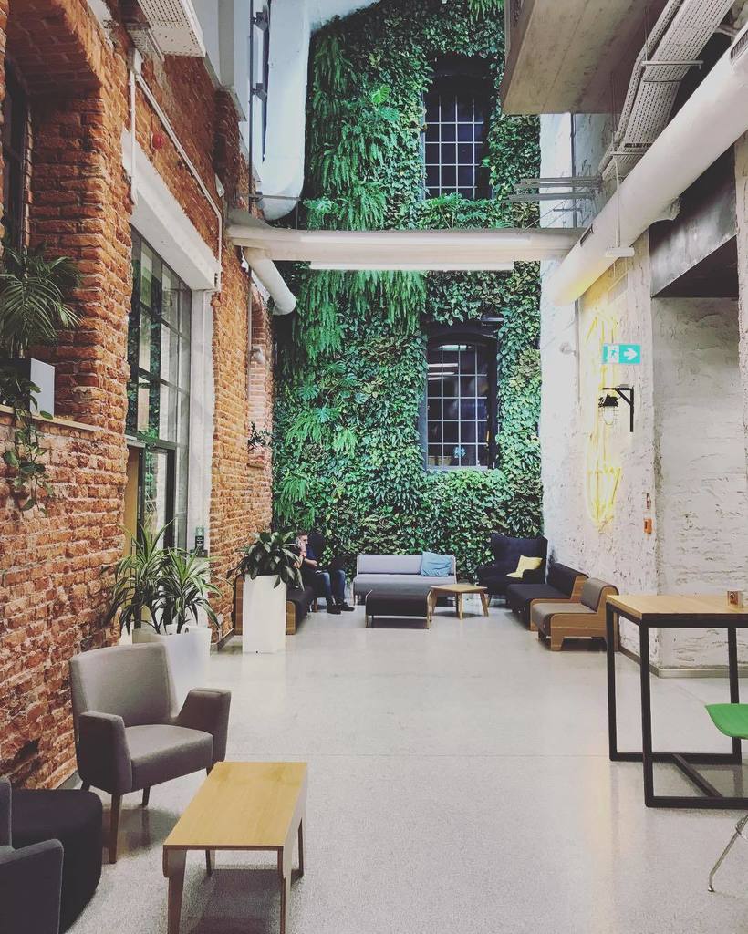 patsiedlinski's tweet photo. Jakie to jest piękne miejsce! A przy okazji kolejny krok do czegoś fajnego, więcej info wkrótce :) @troyann #soon #campuswarsaw #googlecampus #newproject #warszawa #praga #koneser #googlespace #photoshoot #creative https://t.co/7dQ04l9QEf