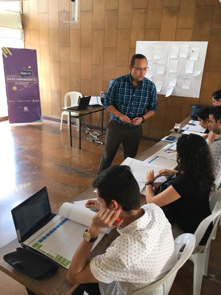SuricataLab's tweet photo. El experto en #ExperienciaConsumidor Juan Felipe Eslava en actividad Customer Journey con #emprendedores @AppsCo y #SuricataDigital 😀 https://t.co/ShrYN7YFo2