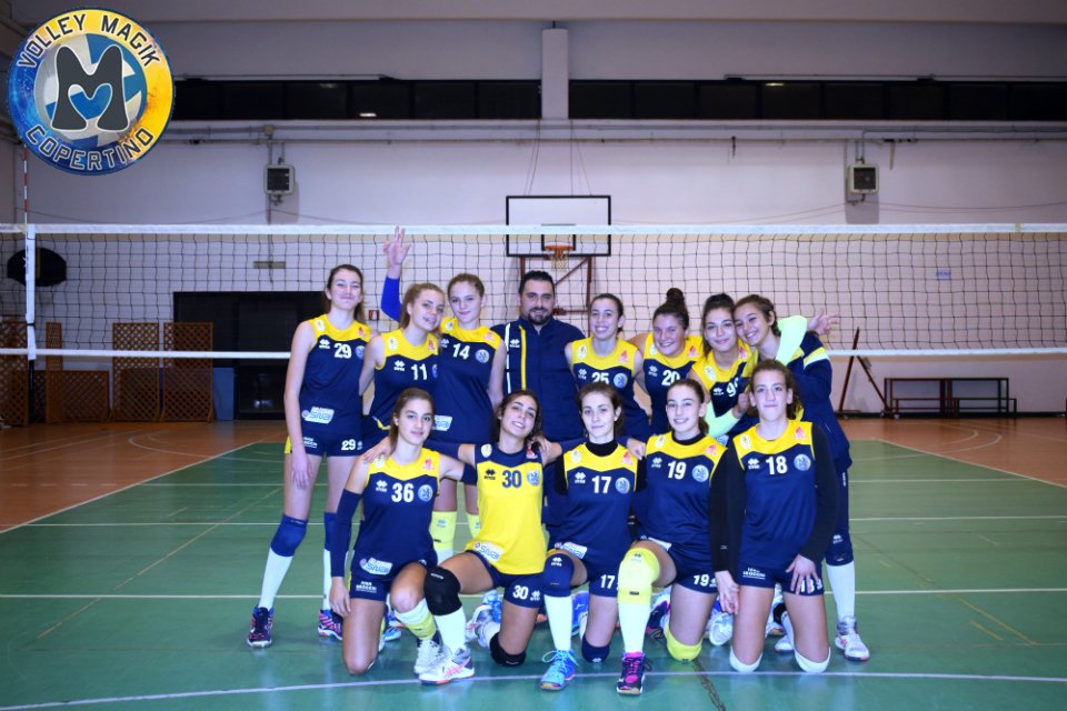 CopertinoMagik's tweet photo. Prosegue la marcia inarrestabile dell’#Under16 di mister Gabriele Dell'Anna che conquista la settima vittoria consecutiva confermandosi capolista del girone A #VolleyMagikCopertino #NoisiamolaMagik #ForzaMagik @fipavlecce #volley #volleyball #pallavolo @volley_pictures https://t.co/aHyV12DAof