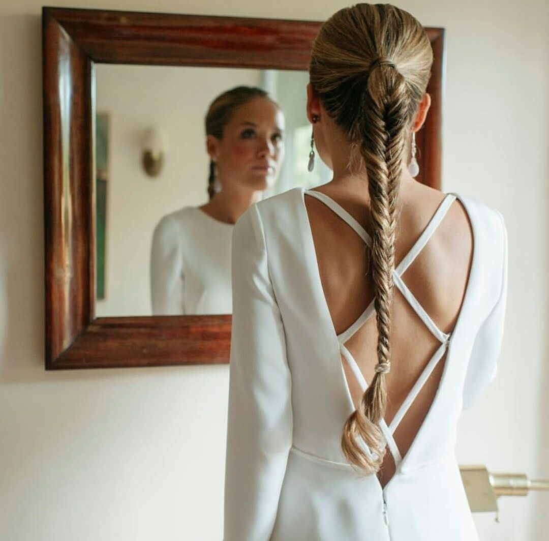 Trenzas infinitas junto con escotes de espalda increíbles  ❤️  foto <a href="/alejandraortiz/">Asthma</a> #novias #bodas