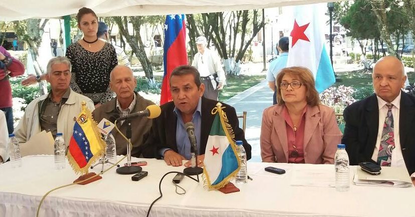 RamonGuevaraMRD's tweet photo. #30Nov| Rueda de Prensa desde la Plaza Bolívar, acompañado del gabinete económico del estado, informando a los Merideños que el próximo miércoles 6 de Diciembre serán cancelados salarios, aguinaldos y cesta ticket a los trabajadores. https://t.co/AE78iWp4Eq