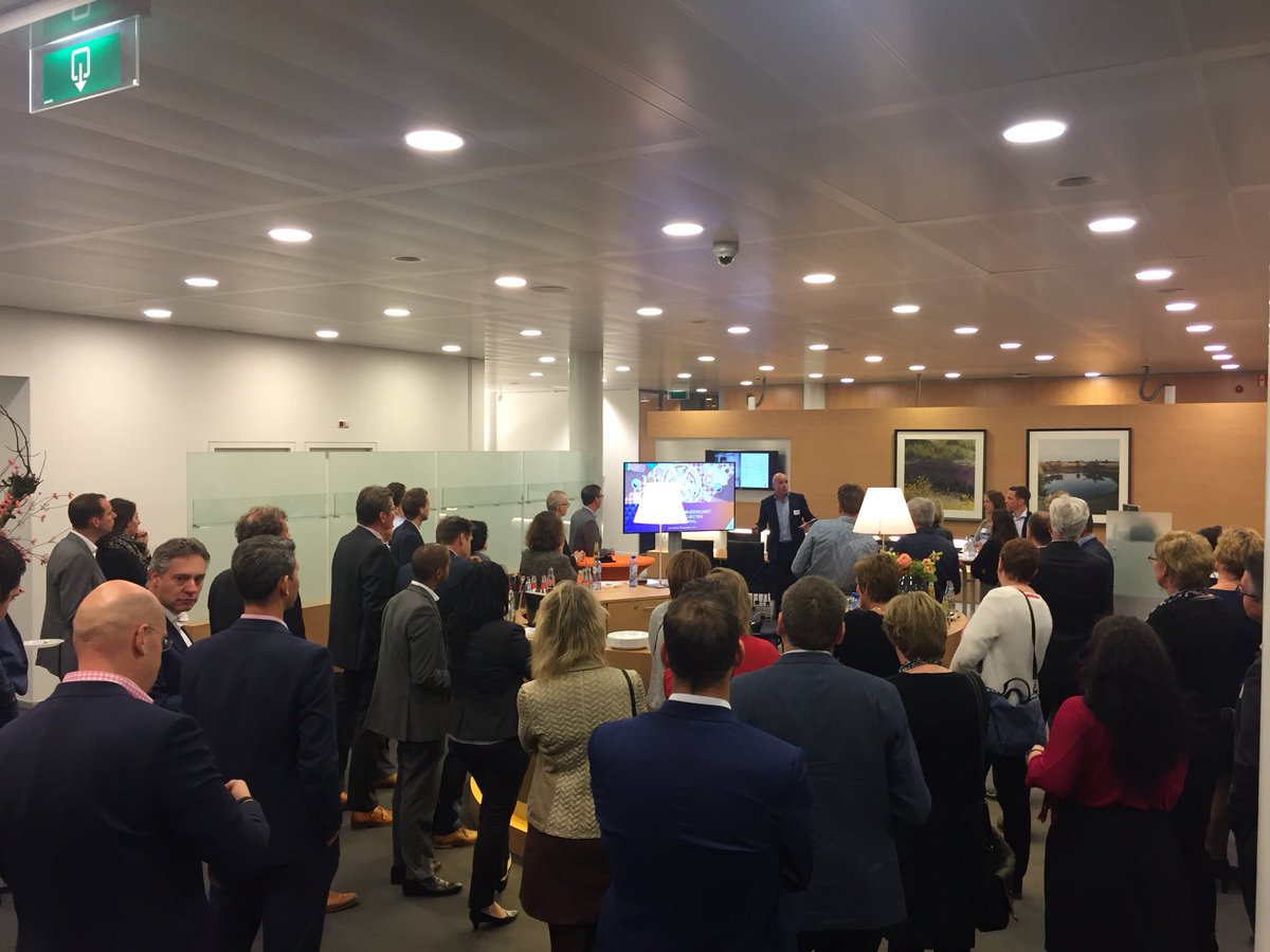 Anke_Driessen's tweet photo. Met collega’s en ledenraadsleden @RaboMaasenWaal om tafel om inzichtelijk te maken waar wij als bank van toegevoegde waarde kunnen zijn in de regio. #growingabetterworld #maasenwaal #rabobank https://t.co/om4ZTGZETn