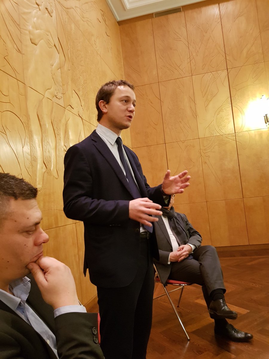 genemachery's tweet photo. "Ma droite est européenne, libérale, sociale, ma droite est ferme sur les questions de sécurité, en prise avec le monde contemporain, écologiste et girondine" @MaeldeCalan en direct de @VilledeFbleau #presidenceLR #AvecMael👊🏼🇫🇷🇪🇺 #LR #UneDroitePourGagner https://t.co/ajqgIN7VuD