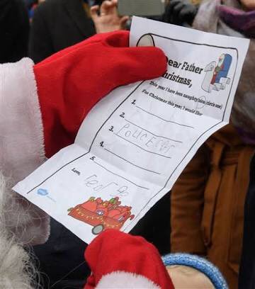 johayesjourno's tweet photo. Prince William hand delivers Prince George's #christmaslist to Santa in Finland @KensingtonRoyal #ohbless https://t.co/yaZq9du9sS