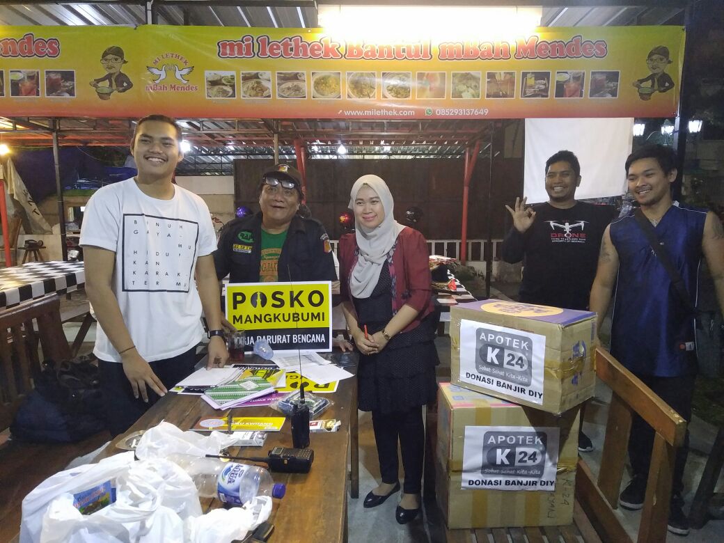 JogjaSehati's tweet photo. Dapur Umum dan Pembagian Bahan Makanan serta Pakaian di Posko Mangkubumi
#JogjaDaruratBencana https://t.co/ywHsamamWA