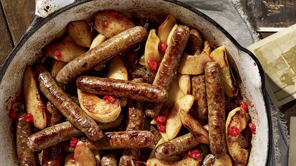 Can you get tons of flavour out of just one pan? You can with our Caramelized Apple and Maple Breakfast Sausage 🙌 bit.ly/2nQued7