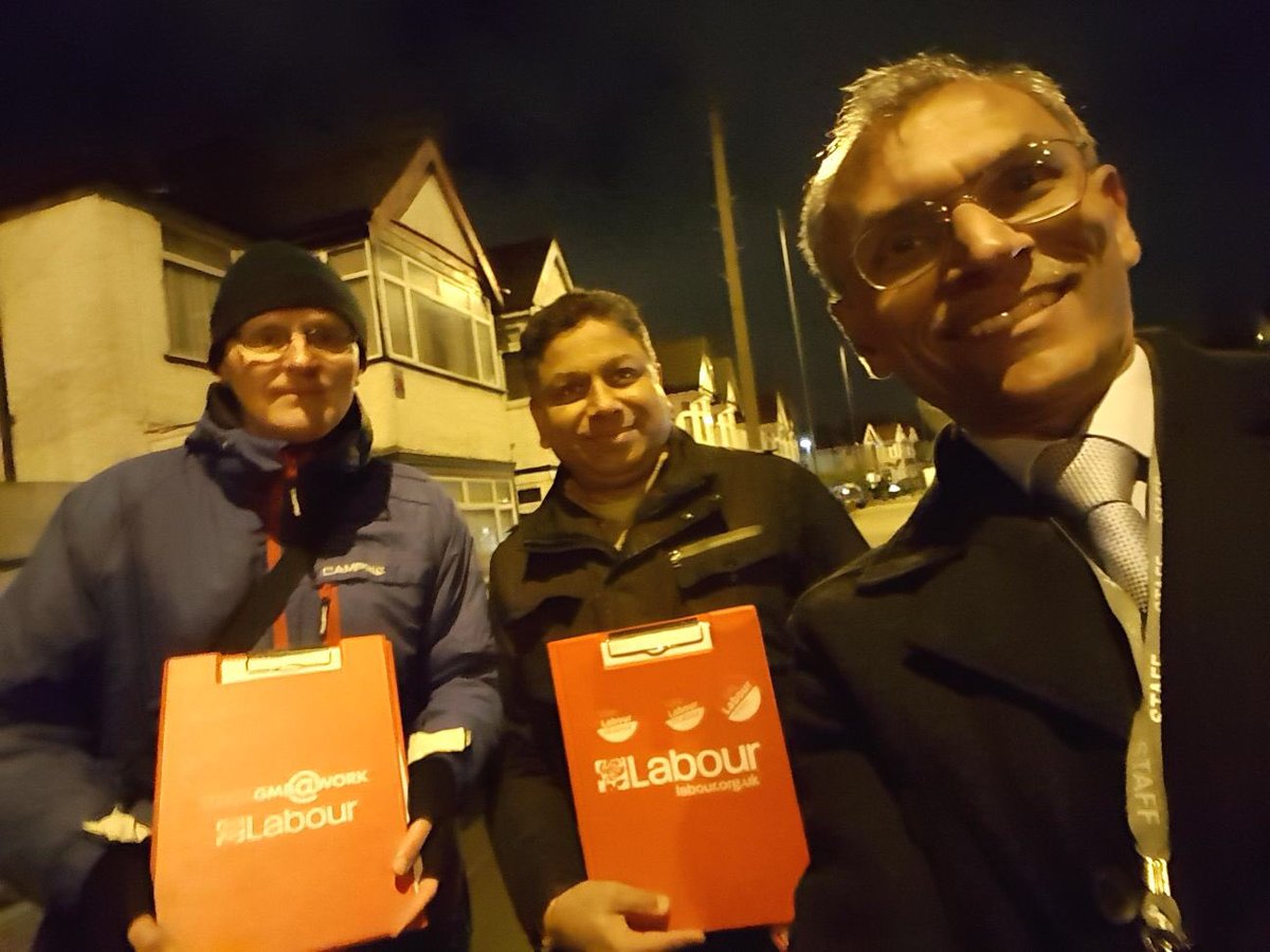 AjayHMaru's tweet photo. Cold evening yesterday but still worthy to speak to residents on local issues in #KentonWest with Cllrs Rekha, Nitin,Phil #HarrowEast @DoorstepLabour @HarrowLabour @LondonLabour @HarrowEastLab #ForTheManyNotFew https://t.co/Ye9Mr3Yk3X