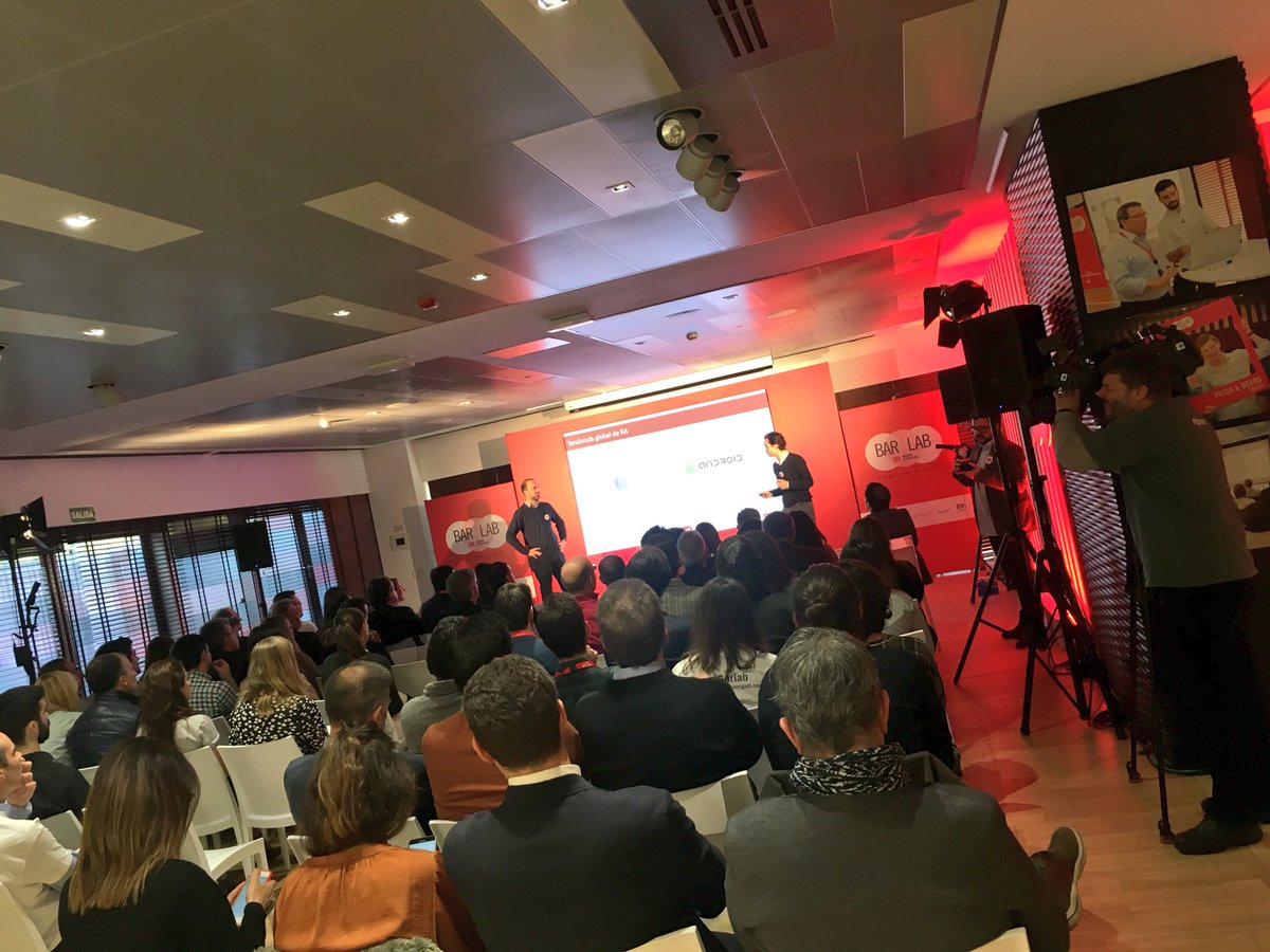 E_Molina_'s tweet image. Estamos en el #DemoDay de #BarLab @MahouSanMiguel grabando con @EFEempresas y @emprendeTVE 💥 Me gusta mucho el slogan “Barra Libre de IDEAS”🤓