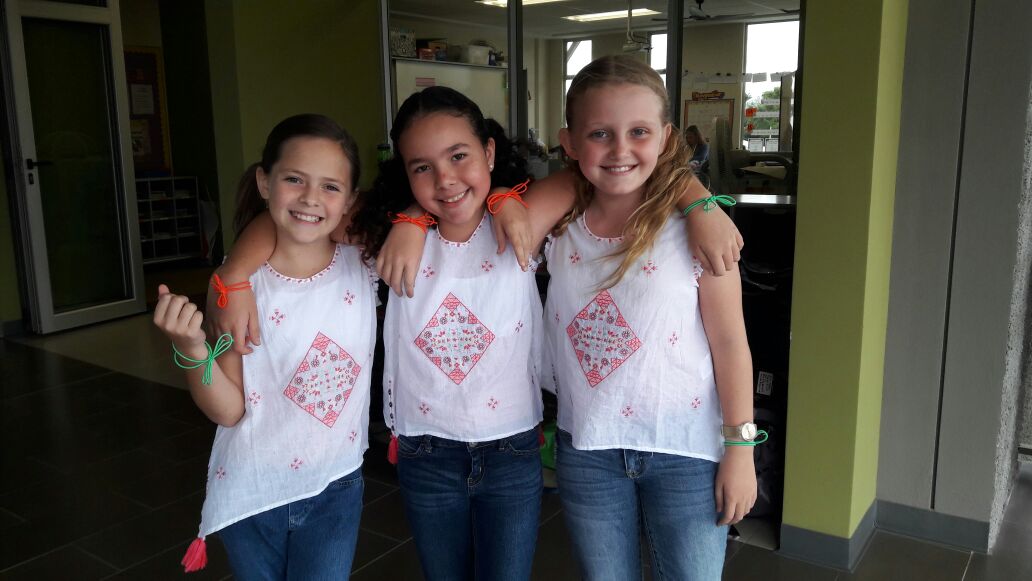 CountryDayCR's tweet photo. Who knew there were so many twins and triplets at CDS? Wacky Wednesday fun in the Elementary School. #CDSfun #WackyWednesday https://t.co/M6WmS0cqfb