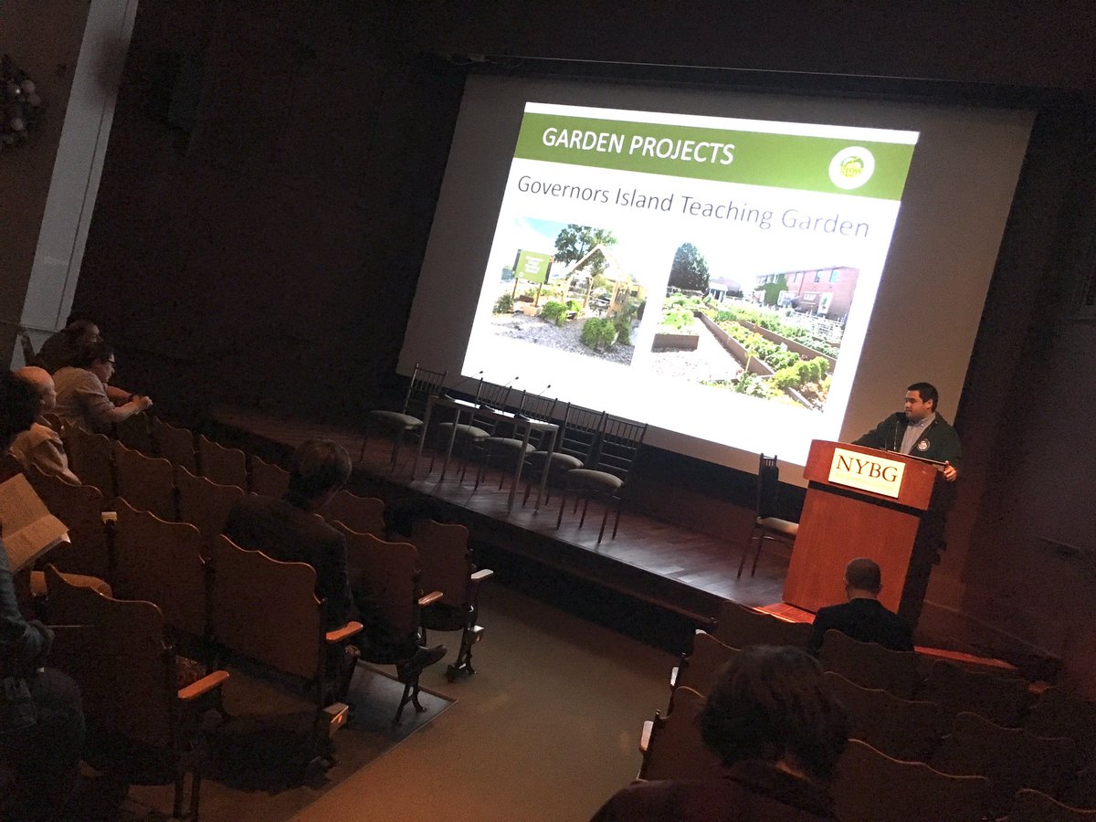 LoriFontanes's tweet photo. "Future-proof with #bestpractices...will pay dividends" @GrowNYC Mike Rezny discussing importance of starting with good design in #urban #ediblegarden construction. #USS2017 @NYC_USI https://t.co/PjNZYt8q7m