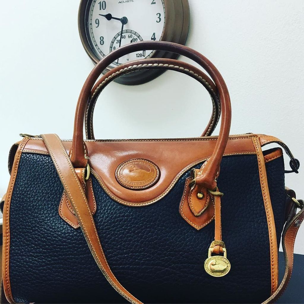 ThelmaThrift's tweet photo. When vintage doesn’t seem dated, it’s a classic #handbags #vintagefashion #90sitbags #dooneys #dooneyandbourke #classicbags #madeintheusa #fashionblogger #fashionist #resale #prelovedbag #reseller #prelovedluxurybags #americandesigners #poshy #poshmarks… https://t.co/cQXifp3mM6 https://t.co/jbrnh533Fb
